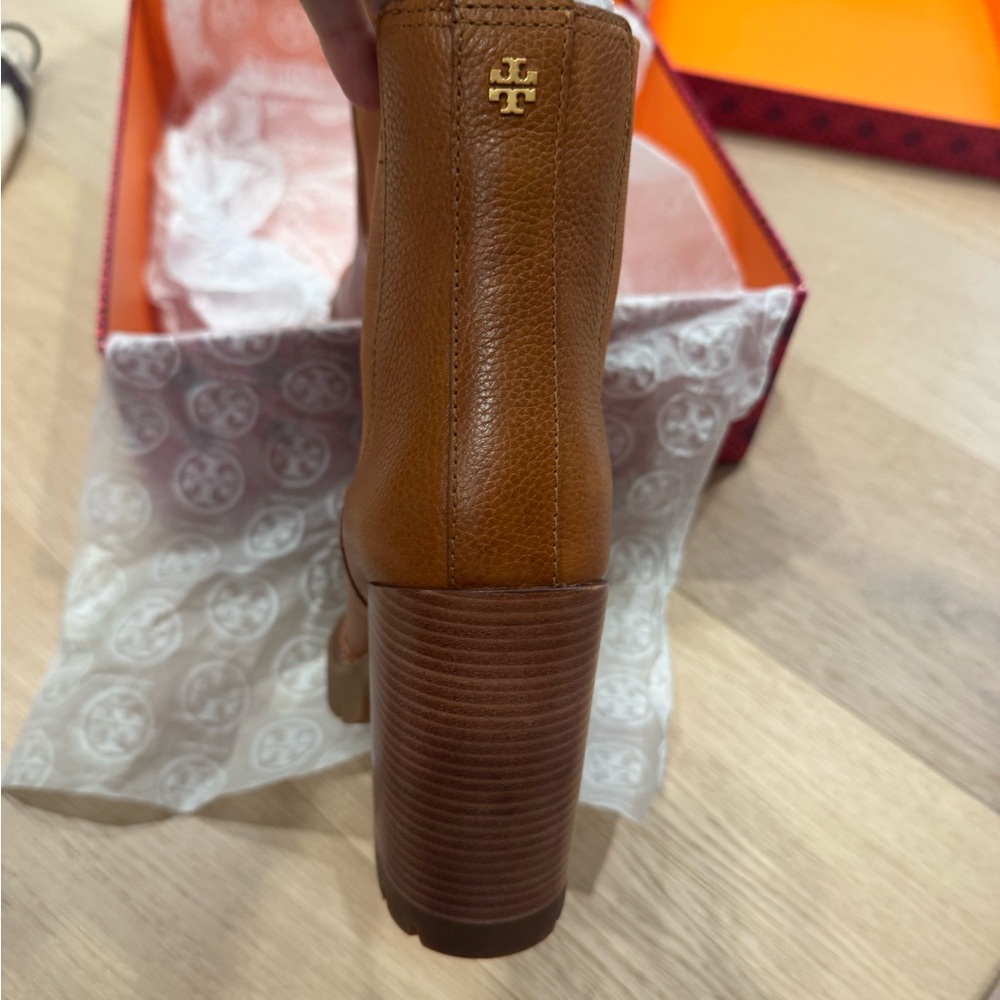 Tory Burch Chelsea lug bootie++7+Blanched Almond 70+Almond tumbled Leather - Picture 10 of 15